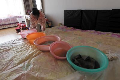 汝南楼上漏水，住户失联，小区没物管，业主维权难！律师来支招……